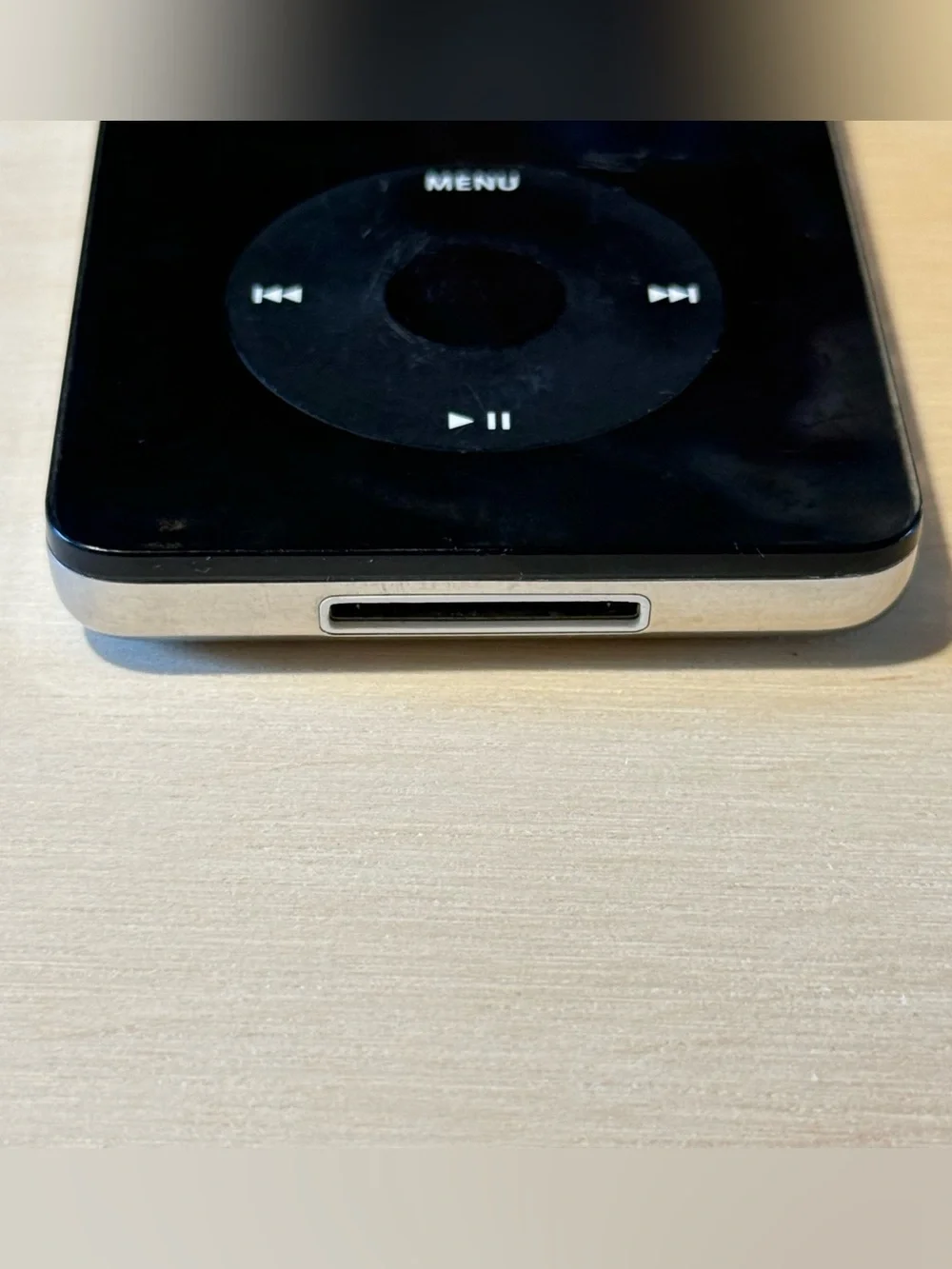 iPod Model:A1136 5thGen 30GB Wht Tested Great Bat 10-12hr w/5628-Song-Char Read